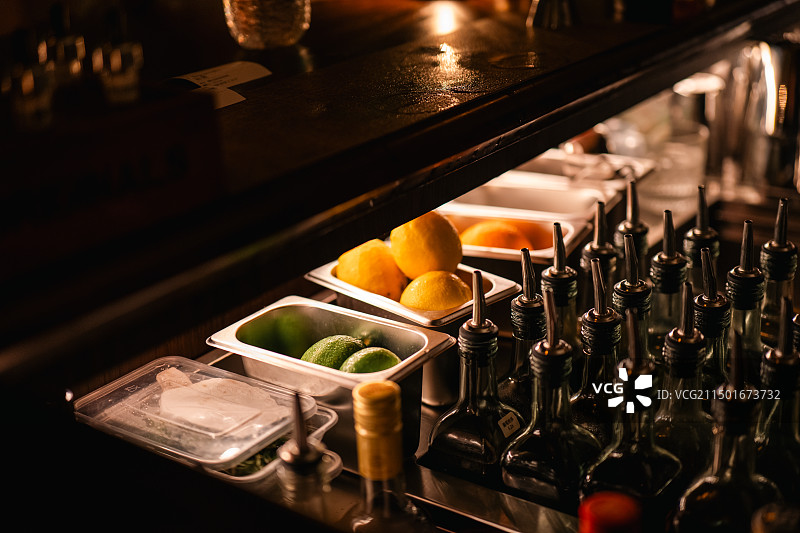 酒吧吧台特写图片素材