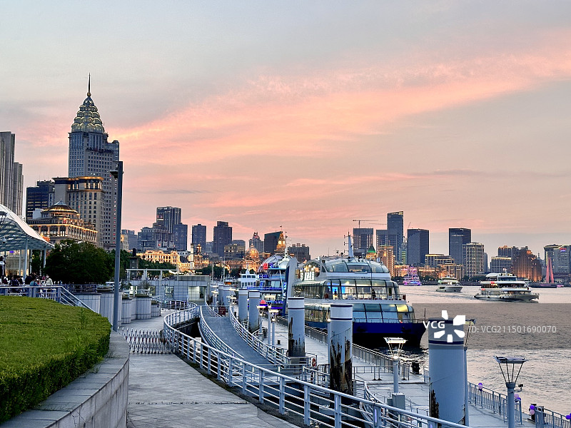 上海，黄昏晚霞天空下外滩城市天际线，和黄浦江十六铺游船码头图片素材
