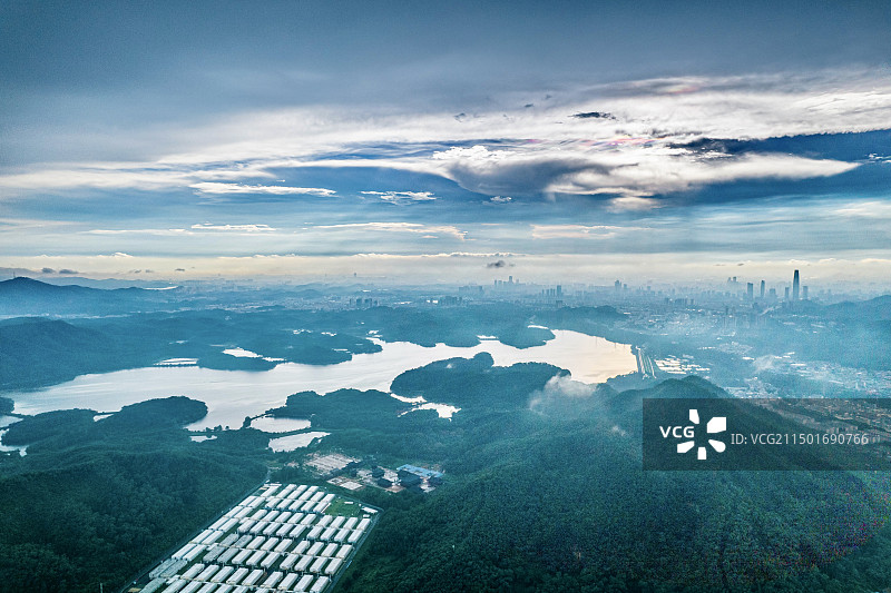 当雨后七彩祥云遇上东莞同沙生态公园和东莞国贸图片素材