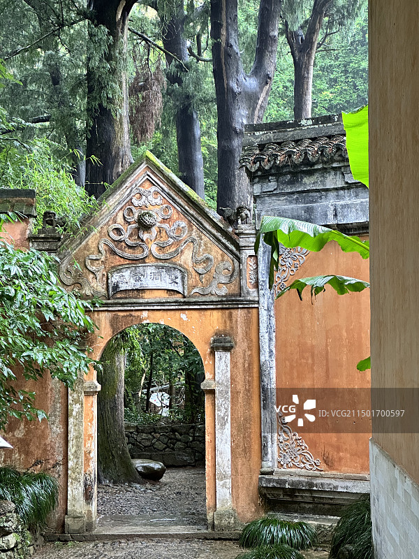 台州天台县国清寺内的树木和佛教风格门洞图片素材