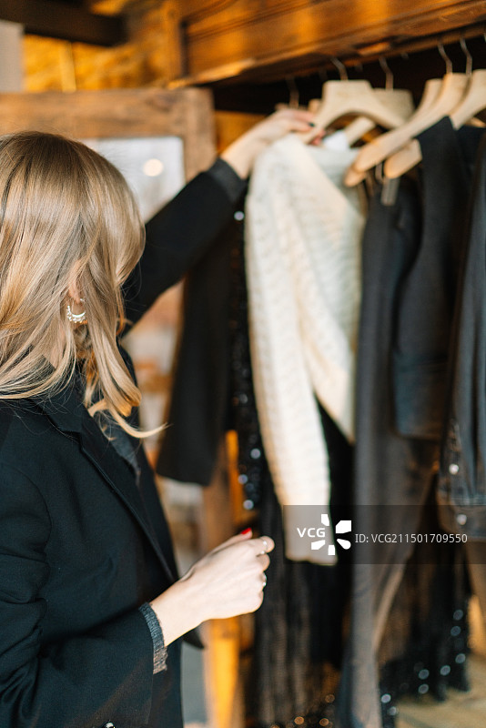 在复古服装店购物的女人图片素材
