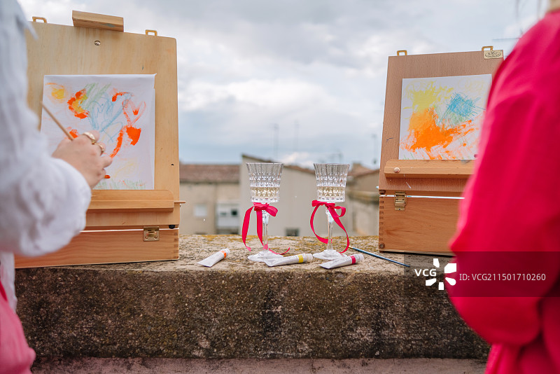 女子在画布上绘画的身体中部图片素材