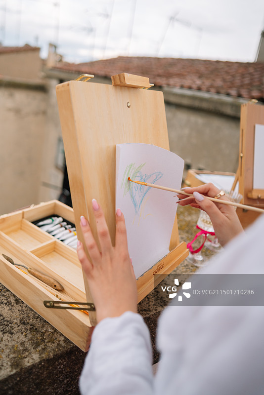 女子在纸上绘画图片素材