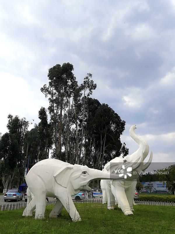 云南民族村大象雕塑景观图片素材