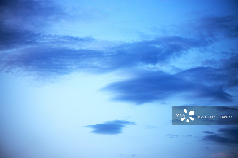 北京日落后蓝调时刻的云图片素材