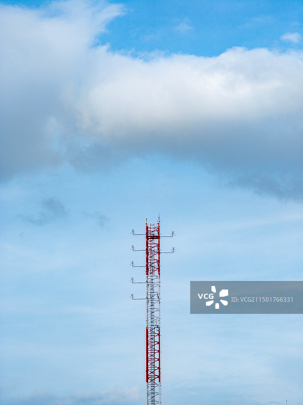 蓝天下的机场发射塔信号塔图片素材