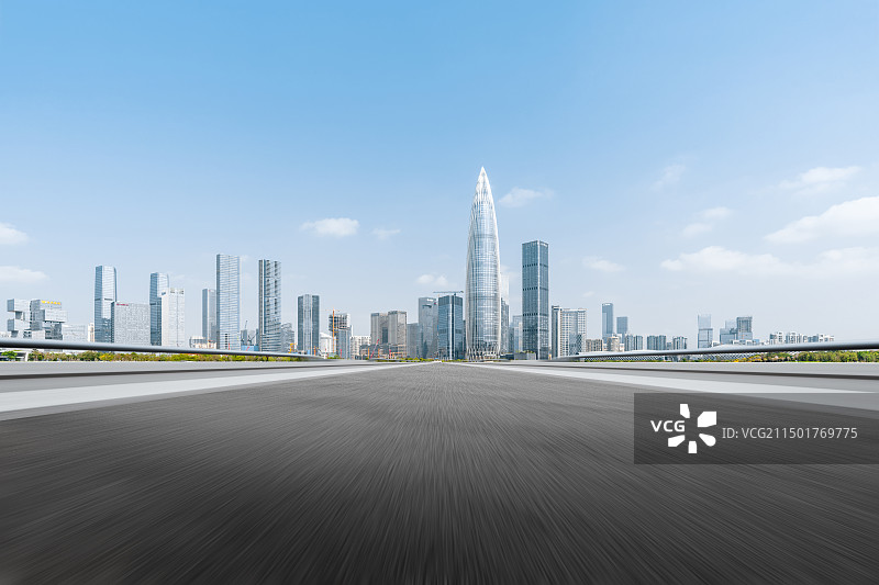 深圳后海金融区城市天际线和空的路图片素材