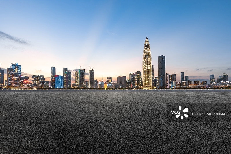 深圳城市夜景和无人的路面图片素材