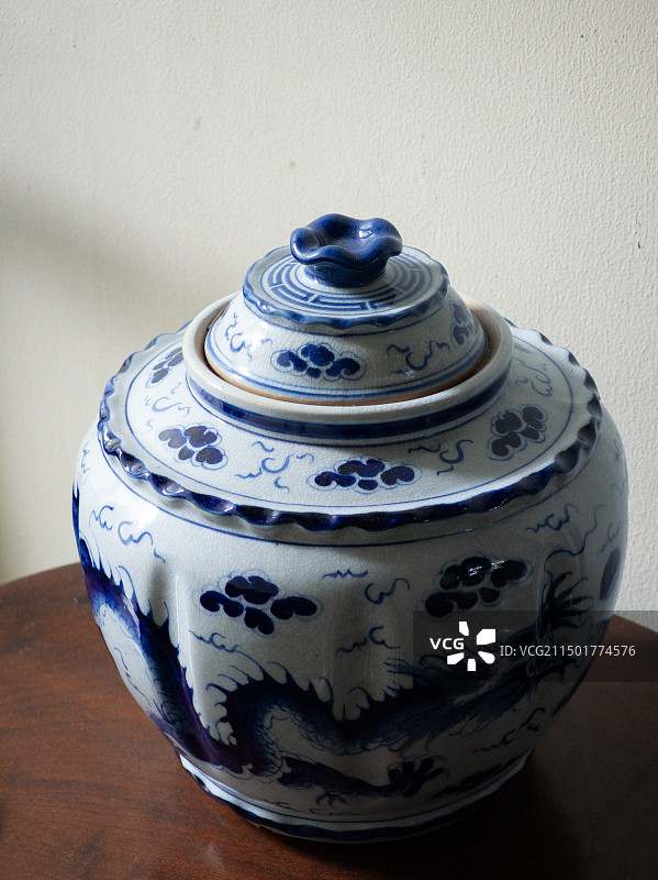 木桌子上的青花瓷图片素材