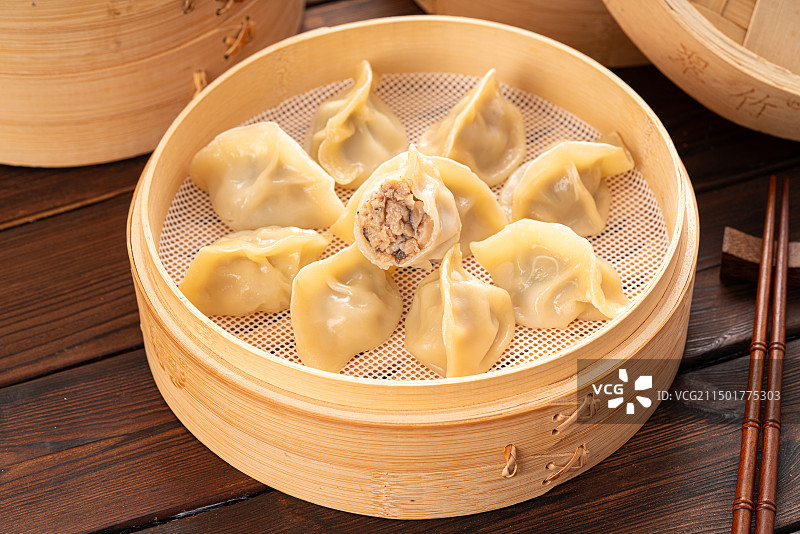 蒸笼里的鲜肉香菇饺子图片素材
