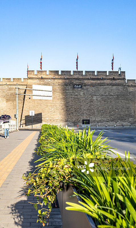 清晨蓝天下的西安古城墙中山门建筑图片素材