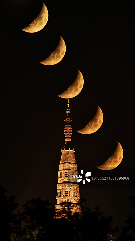 杭州保俶塔悬下弦月图片素材