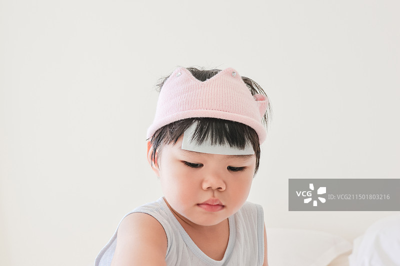 卧室里一个发烧的小女孩图片素材