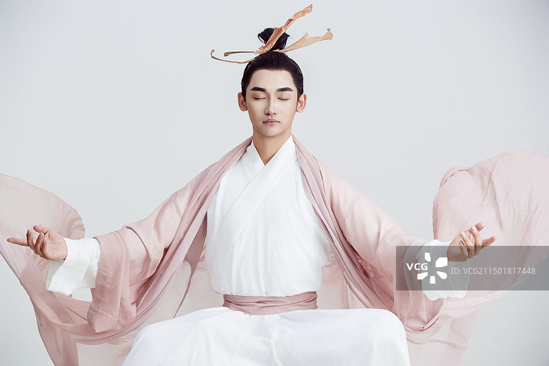 白色背景下的中国方士道士的艺术形象图片素材