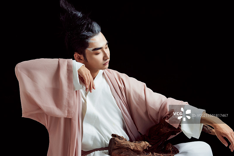 黑色背景下的中国神仙道士的艺术形象图片素材