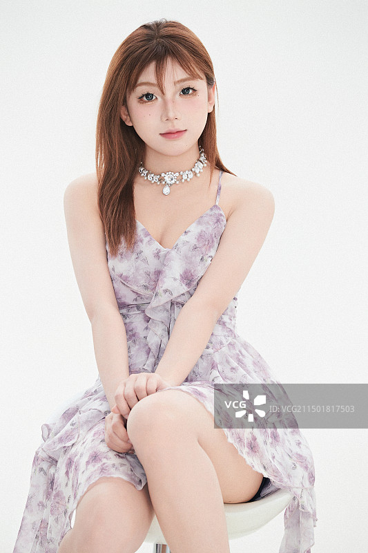 白色背景下的可爱亚洲少女图片素材