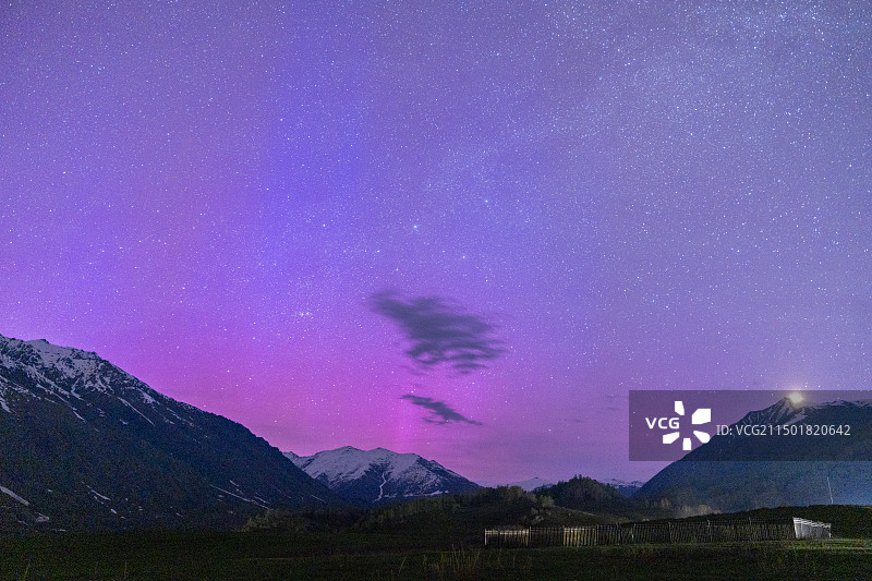 中国新疆禾木红色极光夜景图片素材
