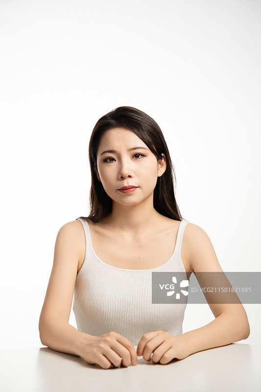 白底棚拍年轻东方女性美容肖像图片素材