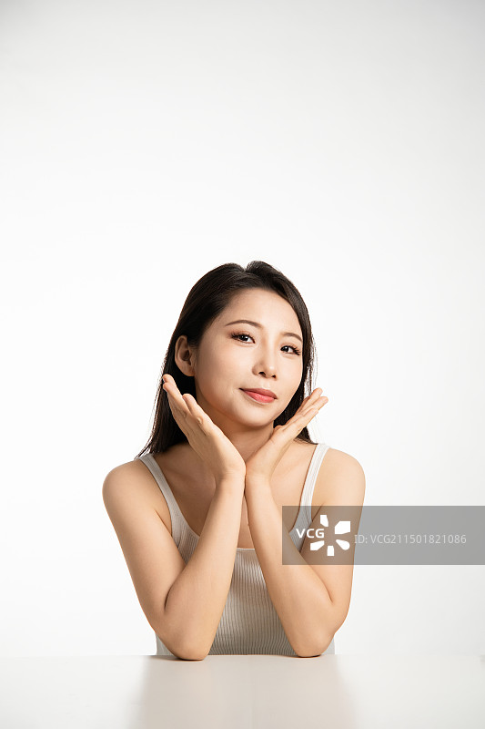 白底棚拍年轻东方女性美容肖像图片素材