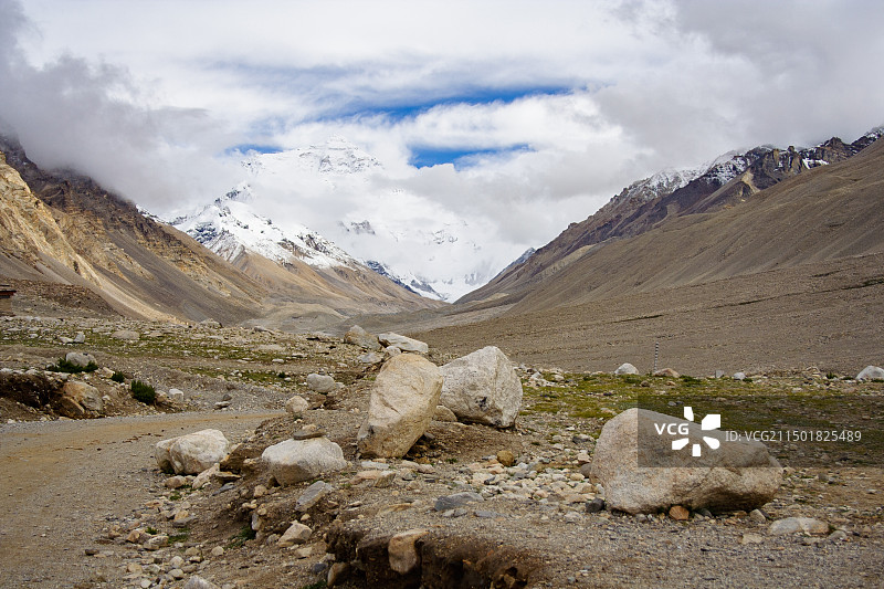 云雾中的珠峰及其周边地质环境（喜马拉雅山脉）图片素材