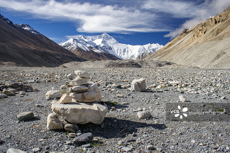 青藏高原的珠穆朗玛峰和玛尼堆与藏族朝圣信仰图片素材