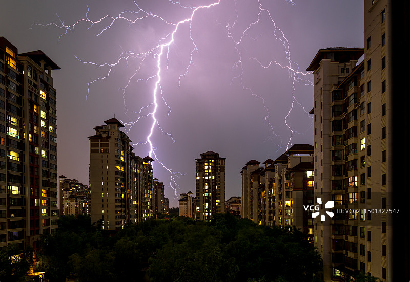 夏天北京住宅小区上空的雷电图片素材