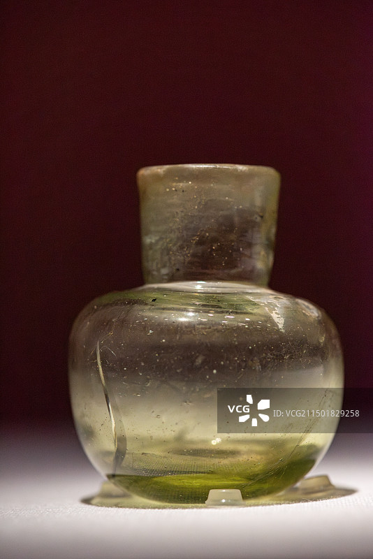 定州博物馆收藏的北宋时期文物浅绿玻璃瓶图片素材