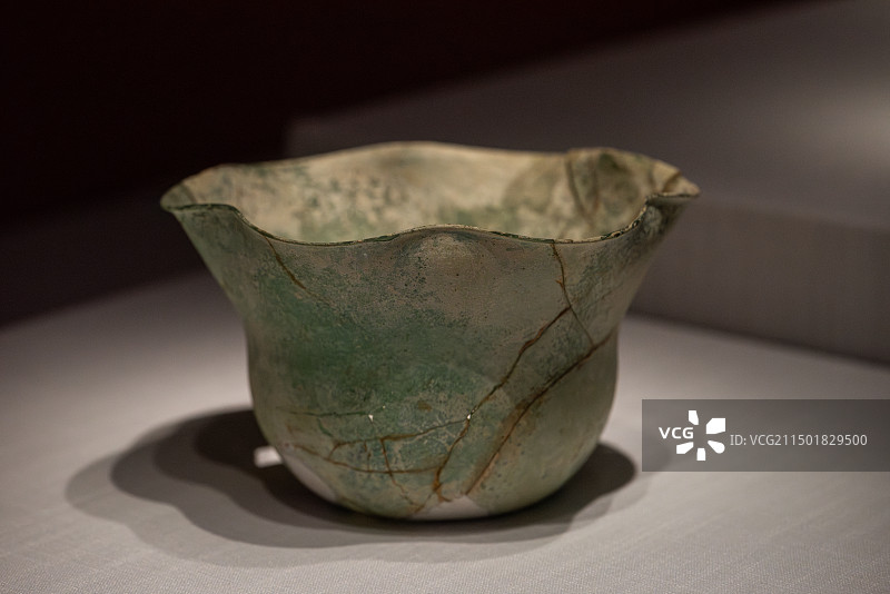 定州博物馆收藏的北宋时期文物玻璃碗图片素材