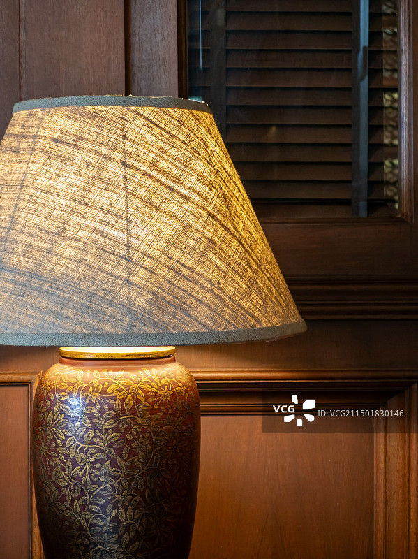 室内的带木纹装饰的台灯图片素材