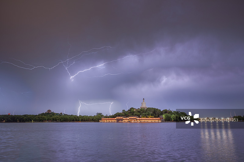 北海公园遭遇雷电天气图片素材
