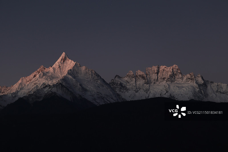 香格里拉梅里雪山日出时白雪皑皑的群山景色图片素材