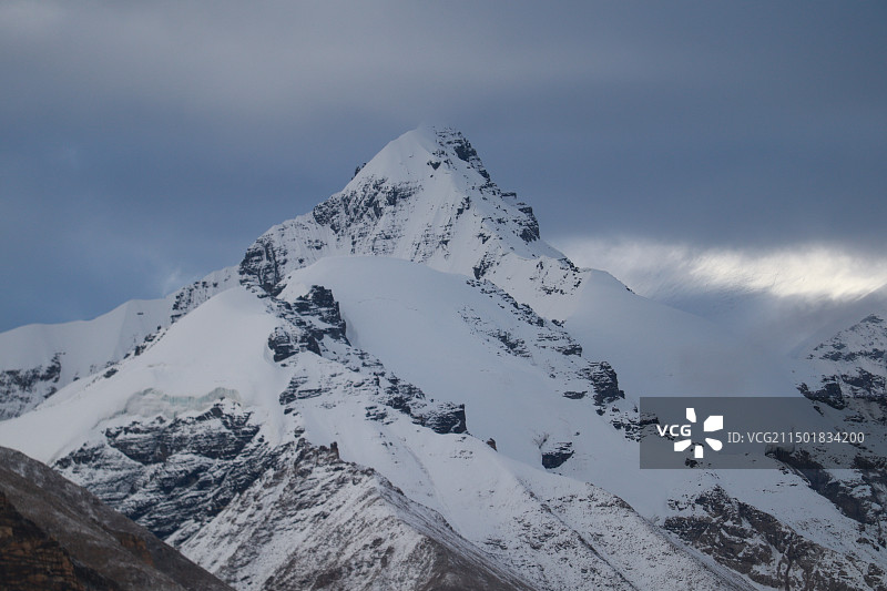 川西双桥沟景区云雾中的雪山图片素材