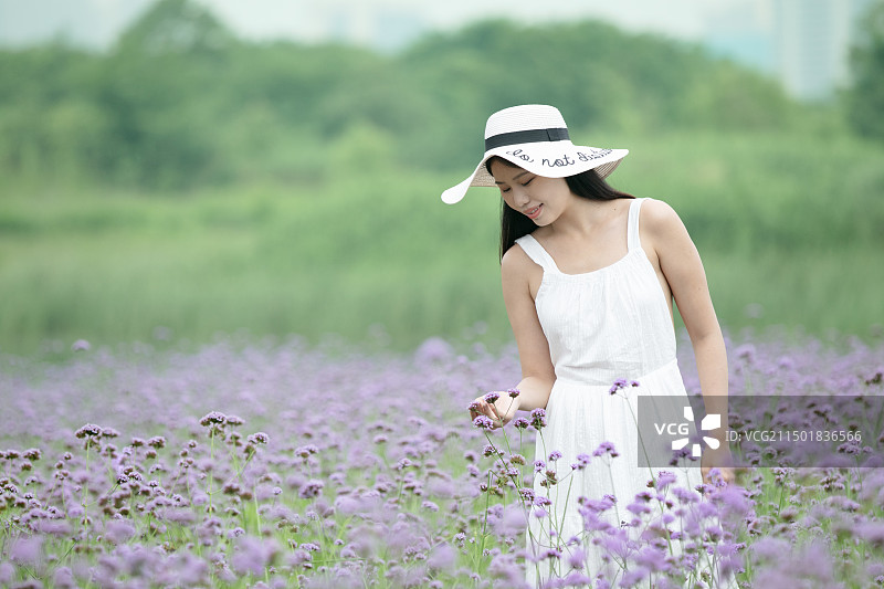穿白色连衣裙的年轻女人图片素材