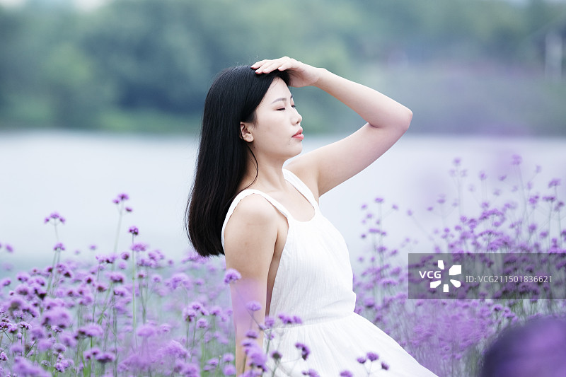 穿白色连衣裙的年轻女人图片素材