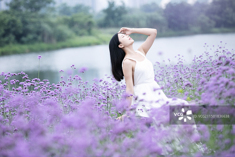 穿白色连衣裙的年轻女人图片素材