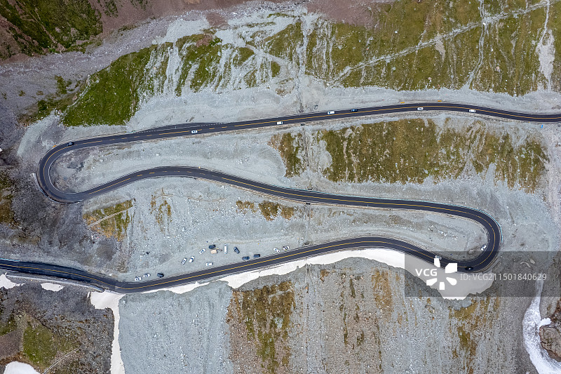 中国新疆独库公路哈希勒根达坂盘山公路图片素材