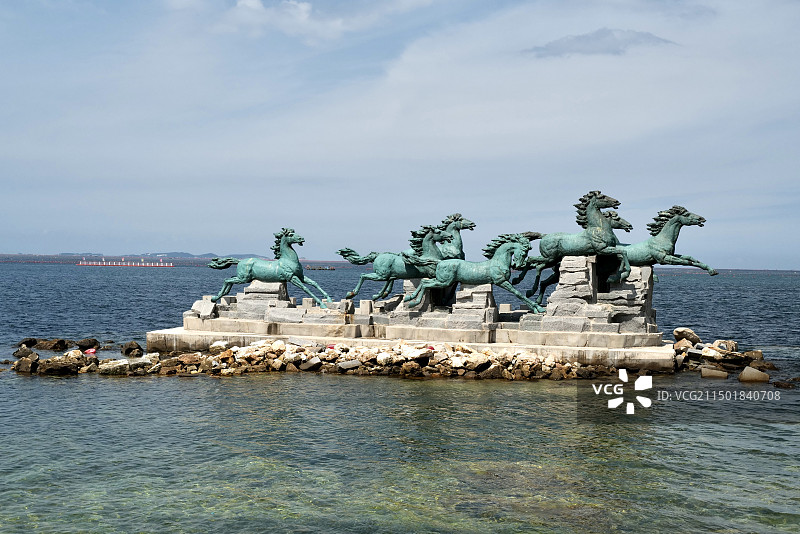 山东烟台养马岛秦风崖秦马广场北侧海中的秦皇七骏群马雕塑图片素材