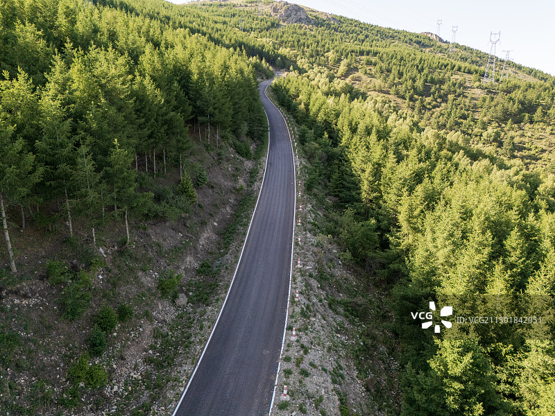 河北省张家口市冰山梁柏油盘山路图片素材