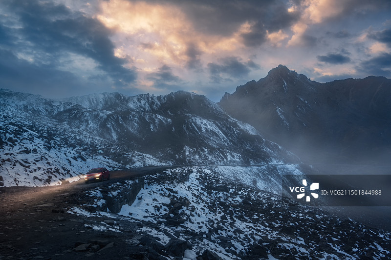 夕阳云雾里行驶在川西巴朗山垭口图片素材