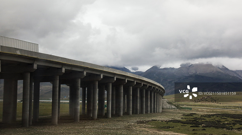 拉萨青藏铁路多云的天空映衬下的高架桥景色图片素材