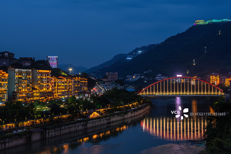 贵州茅台镇赤水河建筑灯光夜景图片素材