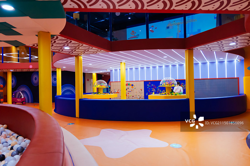 宽敞现代的儿童游乐场图片素材
