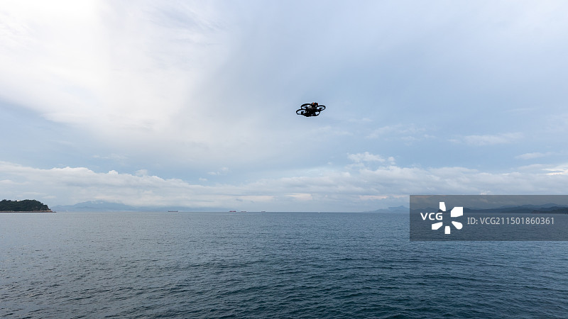 海上悬停着的一架小型无人机（穿越机）图片素材