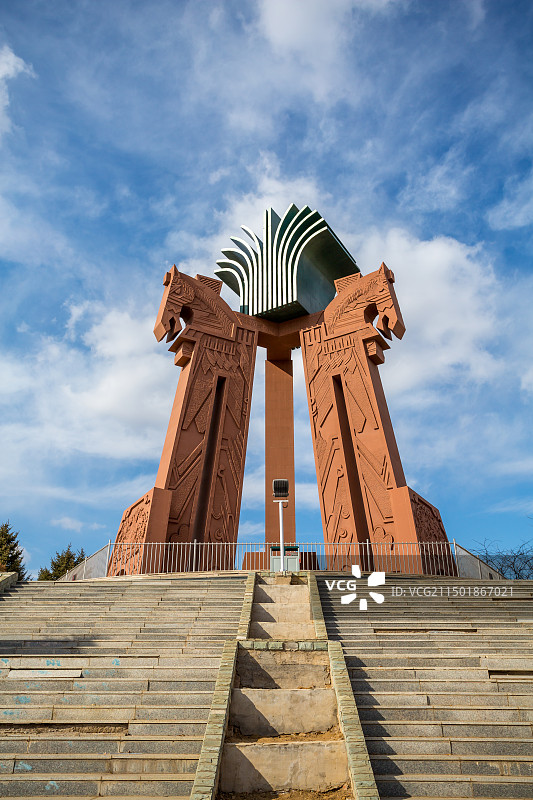 中国内蒙古自治区通辽市西拉木伦公园马头琴雕塑图片素材