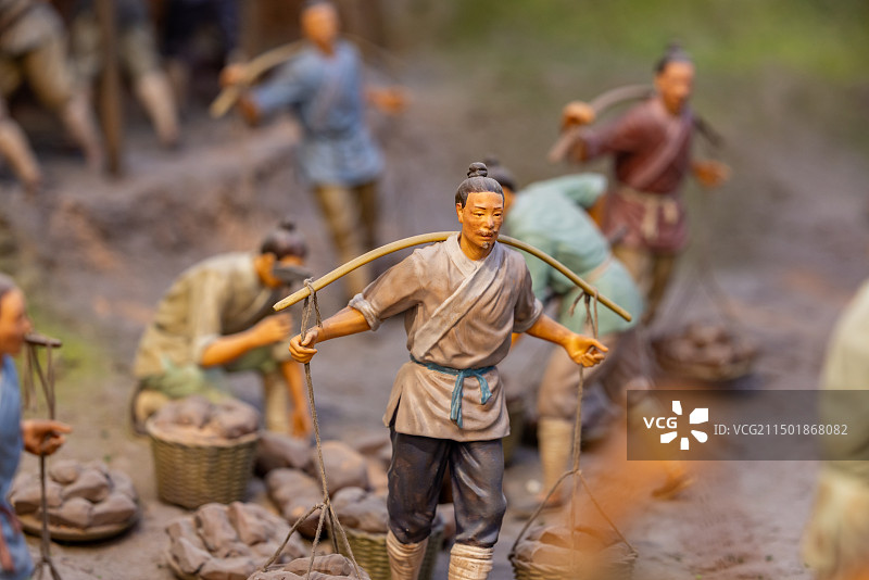 古代人制作宜兴紫砂壶工作流程现场模型沙盘再现情景图片素材