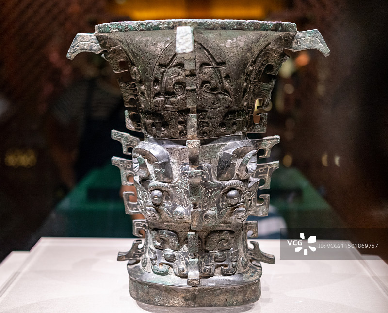 宝鸡青铜器博物院里的青铜器国宝何尊图片素材