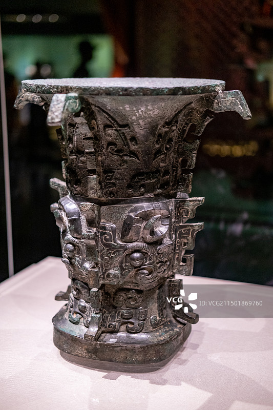 宝鸡青铜器博物院里的青铜器国宝何尊图片素材