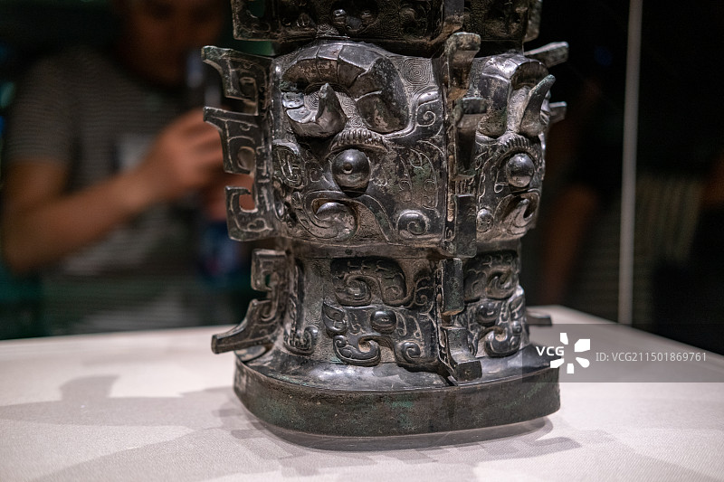 宝鸡青铜器博物院里的青铜器国宝何尊图片素材