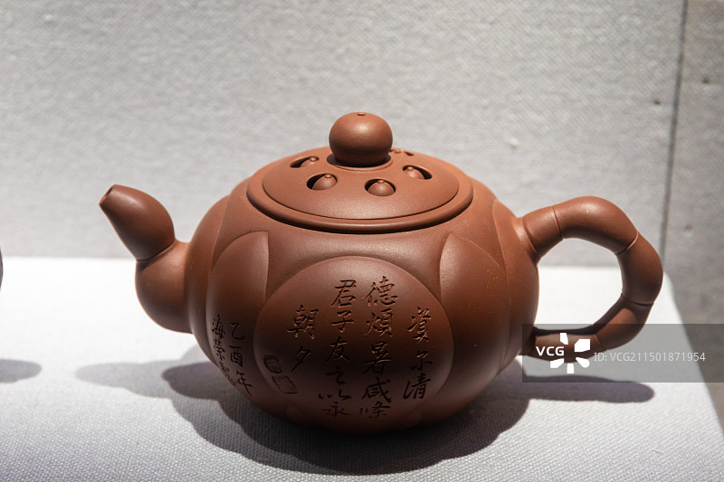 江苏无锡博物馆展示文物宜兴紫砂壶紫砂莲子壶 现代 范海荣图片素材