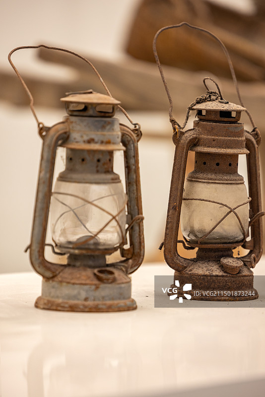 江苏省宜兴市陶瓷博物馆近代煤油灯和马灯文物图片素材